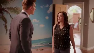 Nydj, Plus la Taille sans Manches Nervure Chemisier porté par Rebecca Tas (Rachel Bloom) dans Crazy Ex-Girlfriend (S03E10)