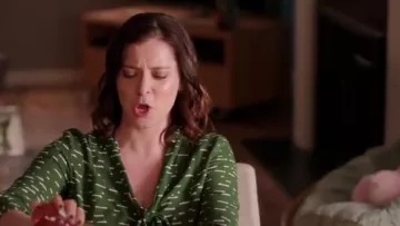 Maeva Antropologie Nuage Vert de Cou Cravate Swing Chemisier porté par Rebecca Tas (Rachel Bloom) dans Crazy Ex-Girlfriend (S03E10)