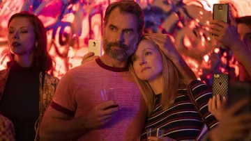 Rose Raglan T-shirt porté par Michael Tolliver / Souris (Murray Bartlett) dans les Contes de la Ville S01E03