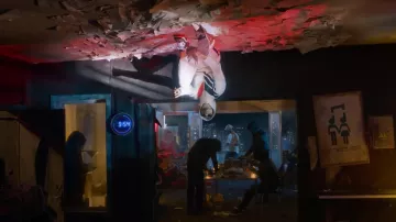 La veste de survêtement blanc Stella McCartney de N.O.S. dans le clip Au DD de PNL