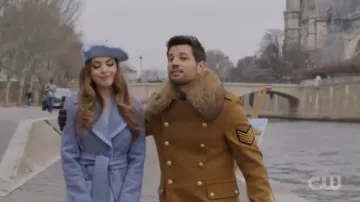 La veste camel de Sammy Jo (Rafael De La Fuente) dans Dynastie S02E14