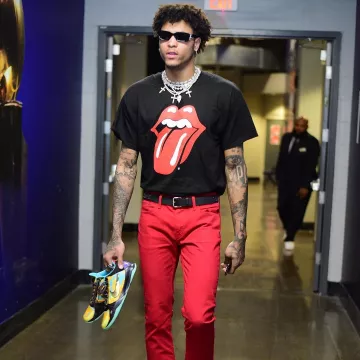 Zapatillas Gucci con estampado de boca y lengua Camiseta usada por Kelly Oubre Jr. en la cuenta de Instagram @leaguefits