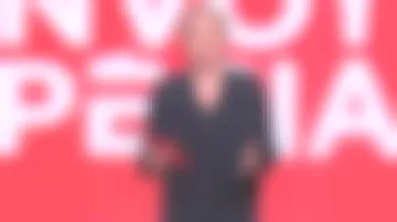 Le chemisier fluide Bleu marine Devernois de Élise Lucet dans Envoyé spécial le 21.03.2019