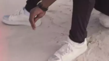 Les sneakers blanches de Ninho dans son clop Mamacita