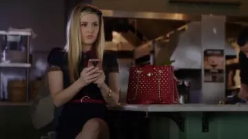 Bolso Aldo Elromyra usado por Lucy (Natalie Hall) en Charmed (S01E16)