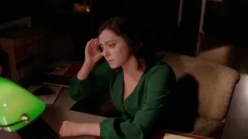 J. Crew Drapey Crêpe Faux-Wrap Top porté par Rebecca Tas (Rachel Bloom) dans Crazy Ex-Girlfriend (S03E13)