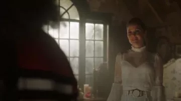 Bcbgmaxazria Cuello ruffled Bordado Top usado por Charity (Virginia Williams) en Charmed (S01E16)