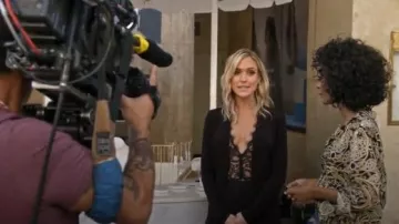 Lovers + Friends Long Sleeve Eyelash Lace Bodysuit usado por ella misma (2018) (Kristin Cavallari) en Very Cavallari