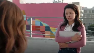 Cárdigan halógeno V Cuello usado por Mariana Adams Foster (Cierra Ramírez) en Good Trouble