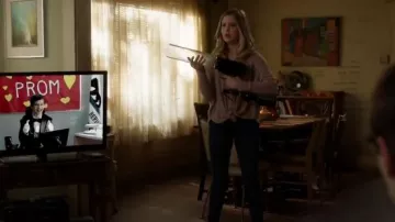 Urban Outfitter Sous Jojo Surdimensionné Thermique Bouton-Front Haut, porté par Dylan DiMeo (Kyla Kenedy) sans Voix (S03E19)