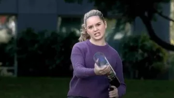 Urban Outfitters UO Andi Pull Col Chandail porté par Dylan DiMeo (Kyla Kenedy) sans Voix (S03E19)