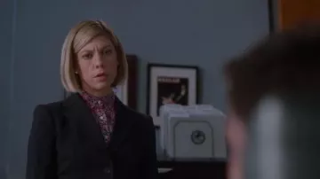 J. Crew Slim camisa perfecta en liberty floral usada por Susannah Flood en For The People (S02E03)