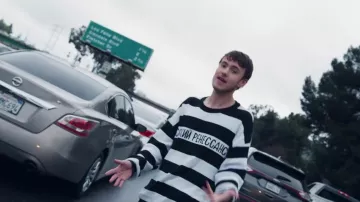 Gosha Rubchinskiy Suéter a rayas blanco y negro usado por Quadeca en su Uh Huh! video musical