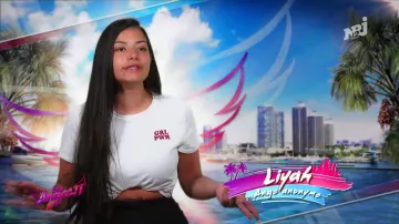 The white t-shirt printed GRL PWR Liyah in The Angels 11 : Back To Miami S11E42 of the 25/03/19