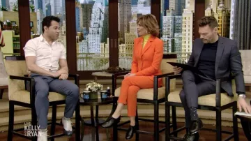 Altuzarra Fenice cady blazer en naranja usado por Lisa Rinna en VIVO con Kelly y Ryan 25 de marzo de 2019