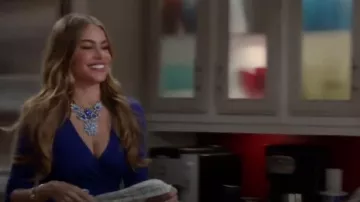 Lulu Frost para el collar J.Crew 100 Year usado por Gloria Delgado-Pritchett (Sofía Vergara) en Modern Family (S05E01)