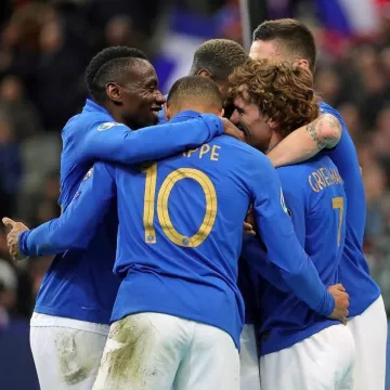 The Nike jersey of the France team for the Centenary of the FFF worn by Kylian Mbappé on the account Instagram @k. mbappe