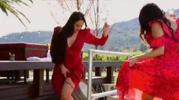 A. L. C Caroline habit porté par elle-Même (Nikki Bella) dans le Total des Bellas (S04E10)