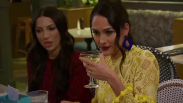 Alexis Thora Tassel Lace Gown usado por ella misma (Brie Bella) en Total Bellas (S04E10)