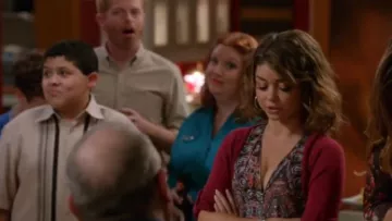 Aqua Marrakech Zip Front Tank usado por Haley Dunphy (Sarah Hyland) en Modern Family (S05E04)