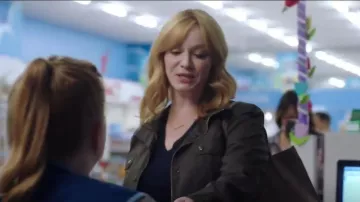 Chaqueta de campo J.Crew Downtown usada por Beth Boland (Christina Hendricks) en Good Girls (S02E04)