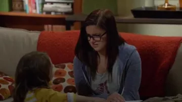 Marc Jacobs Mr. Zebra Tee usado por Alex Dunphy (Ariel Winter) en Modern Family (S05E05)