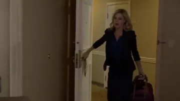 Joie Dimante haut dans Péruvien Bleu porté par Claire Dunphy (Julie Bowen) dans la Famille Moderne (S05E08)