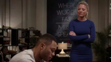 5e & Mercer, à Manches Longues Robe Bleu Électrique porté par Rhonda Lyon (Kaitlin Doubleday) dans l'Empire (S01E10)