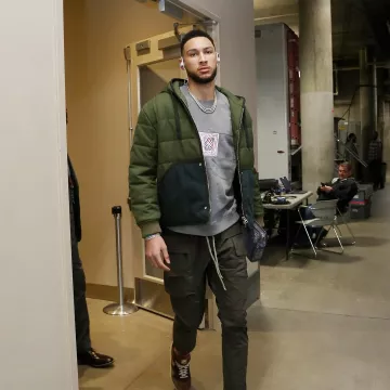 Sudadera de parche tejido Givenchy usada por Ben Simmons en la cuenta de Instagram @bensimmons