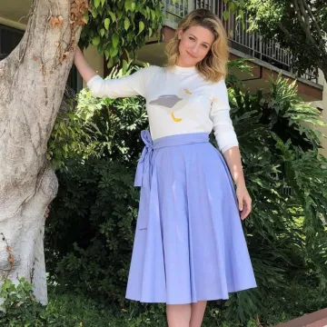 Le pull Uniqlo avec imprimé canard de Lili Reinhart sur son compte Instagram