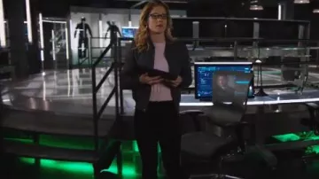 Aritzia Wilfred Poussin Bomber usado por Felicity Smoak (Emily Bett Rickards) en Arrow (S07E17)