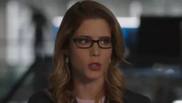 Kendra Scott Lee Pendientes Small Drop usados por Felicity Smoak (Emily Bett Rickards) en Arrow (S07E17)