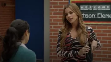 Just Cavalli imprimé Zèbre Haut porté par Gloria Delgado-Pritchett (Sofia Vergara) dans la Famille Moderne (S05E09)