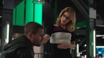 Carven Short Sleeve V Neck Pull porté par Felicity Smoak (Emily Bett Rickards) dans la Flèche (S07E17)