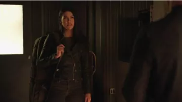 Chaqueta de motociclista de cuero All Saints Cargo usada por Sea Shimooka (Emiko Queen) en Arrow (S07E17)