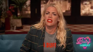 Clare V Tee Summer Fit usado por Busy Philipps en Busy Tonight 28 de febrero de 2019