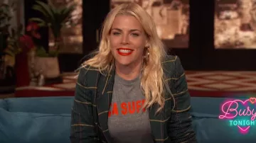Anine Bing Madeleine Plaid Blazer usado por Busy Philipps en Busy Tonight 28 de febrero de 2019