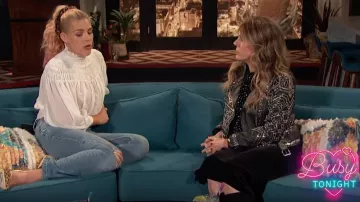 Blusa de corbata con corbata con marco usada por Busy Philipps en Busy Tonight 14 de marzo de 2019