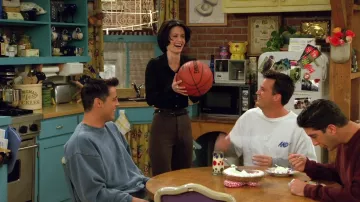 Basket Spalding utilisé par Monica Geller (Courteney Cox) Amis (S02E06)