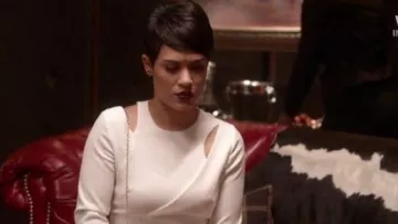 Intermix Noreen Cutout Wrap Top usado por Anika Calhoun (Grace Byers) en Empire (S01E12)