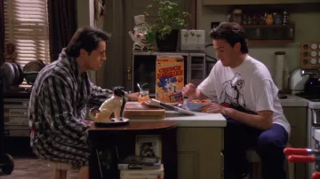 Cereal Cap'N Crunch comido por Chandler Bing (Matthew Perry) en Friends (S01E24)