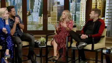 Alice + Olivia Abigail Vestido usado por Kelly Ripa en VIVO con Kelly y Ryan 1 de marzo de 2019