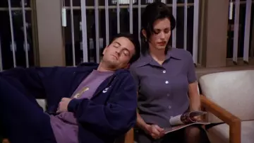 Nike Hoodie of Chandler Bing (Matthew Perry) in Friends (S01E23)