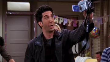 Videocámara Canon utilizada por el Dr. Ross Geller (David Schwimmer) en Friends (S10E04)
