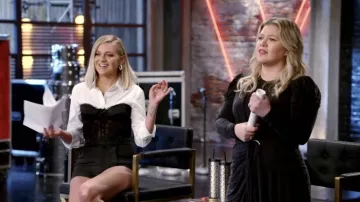 Jonathan Simkhai Sued Jersey Asymmetric Wrap Dress usado por Kelly Clarkson en The Voice 2019