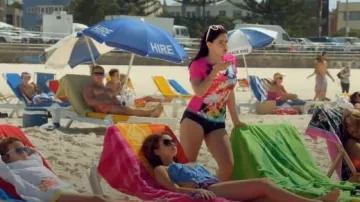W maillot de bain Rose Paumes Rashguard porté par Alex Dunphy (Ariel Winter) dans la Famille Moderne (S05E20)