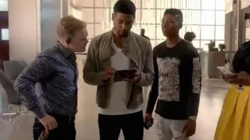 Helmut Lang Camiseta de manga larga con estampado arrugado usada por Hakeem Lyon (Bryshere Y. Gray) en Empire (S02E01)