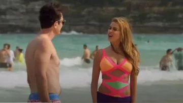 Agente Provocador Mazzy One-Piece usado por Gloria Delgado-Pritchett (Sofía Vergara) en Modern Family (S05E20)
