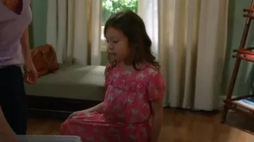 Boden Poodle vestido de túnica estampado usado por Lily Tucker-Pritchett (Aubrey Anderson-Emmons) en Modern Family (S05E21)
