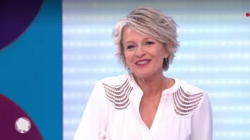 La bata blanca de Sophie Davant en el programa C'est au del 27/03/2019
